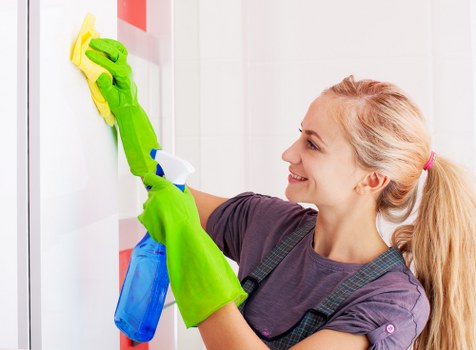 Deep cleaning a London rental kitchen during end of tenancy cleaning